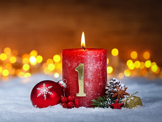 Erster Advent schnee panorama Kerze mit Zahl dekoriert weihnachten Aventszeit holz hintergrund lichter bokeh / first sunday advent